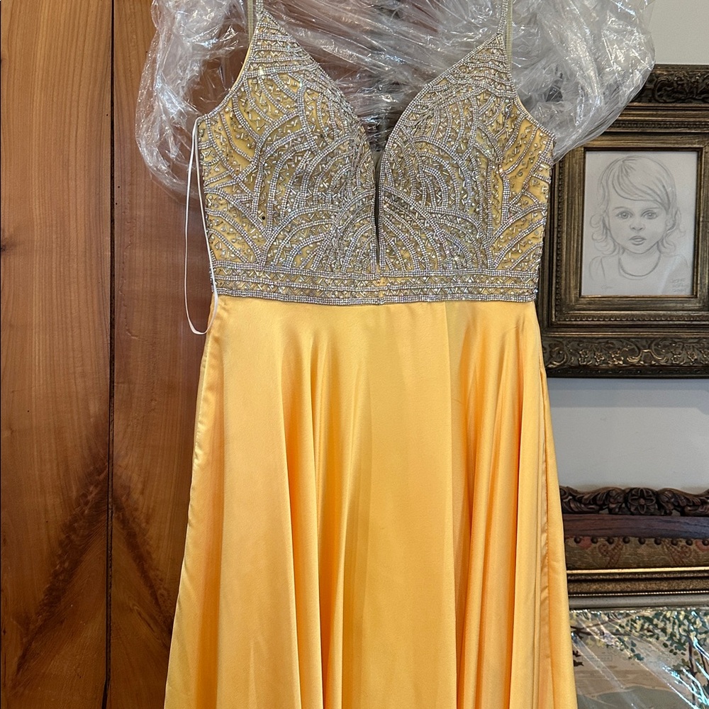 Boutique Formal evening/prom Yellow 💛  Dress w/Beaded Bodice by 2Cute boutique